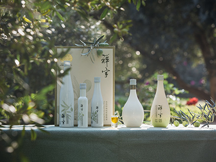 祥宇特級(jí)初榨橄欖油，純手工采摘、精選優(yōu)質(zhì)油橄欖鮮果，用意大利貝亞雷斯全自動(dòng)設(shè)備物理冷榨工藝，在鮮果采摘后8小時(shí)內(nèi)限時(shí)鮮榨而成。