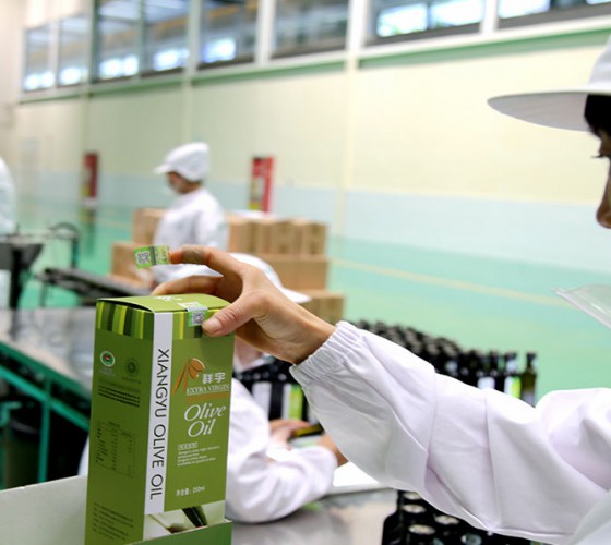 公司國(guó)通“訂單農(nóng)業(yè)”模式，獨(dú)創(chuàng)8小時(shí)限時(shí)鮮榨，從手工采摘、按質(zhì)收購(gòu)、便捷運(yùn)輸、純物理冷榨、充氮低恒溫儲(chǔ)存、灌裝等全程管理，并通過(guò)嚴(yán)格的品質(zhì)控..