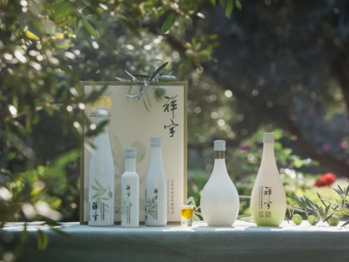 從甘肅隴南的青山幽谷，到一線(xiàn)城市的高端賣(mài)場(chǎng)；從一顆油橄欖在晨露中初綻的青澀，到一..